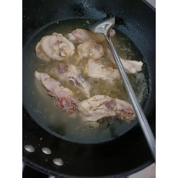 Goreng ayam yg sdh di marinasi, goreng setengah matang