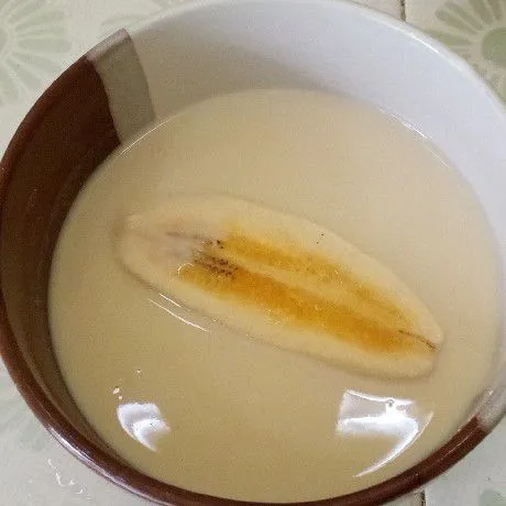 Masukkan pisang yg sudah dipotong ke dalam adonan basah, aduk pisang sampai terlumuri dengan tepung basah