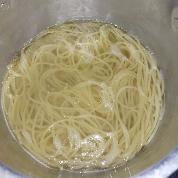 Rebus air secukupnya hingga mendidih, lalu masukkan garam, minyak goreng dan spaghetti, rebus sekitar 9 menit, angkat lalu tiriskan.