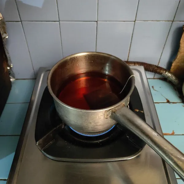 Rebus air dan teh celup hingga mendidih dan berubah warnanya.