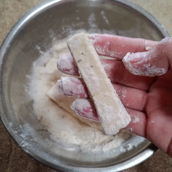 Balur tahu dengan tepung ,lalu celupkan ke dalam air kemudian balur lagi dengan tepung sebanyak 2x.