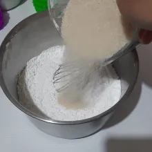 Kemudian tambahkan gula, garam dan vanili, aduk rata