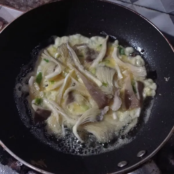 Panaskan minyak, tuang telur jamur lalu ratakan, masak sampai kedua sisi kering dan matang.