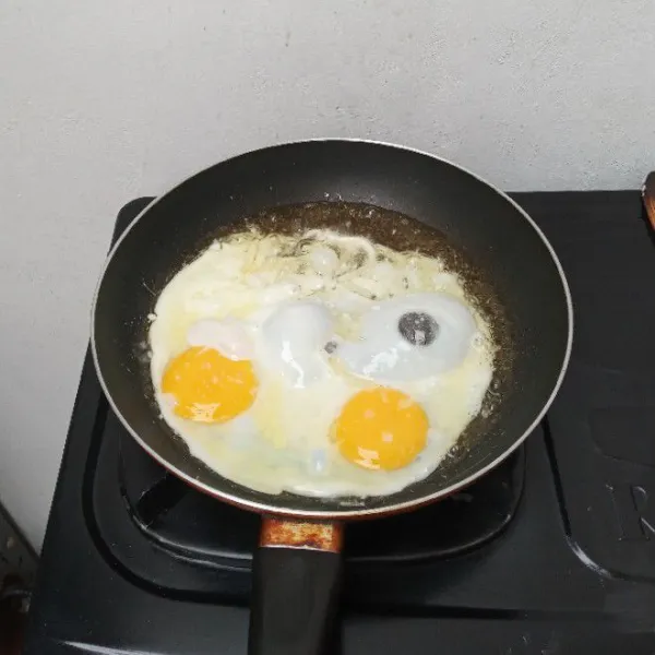 Ceplok telur hingga matang, beri sedikit garam, angkat, sisihkan.