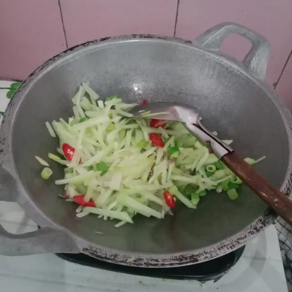 Tumis bawang merah, bawang putih, cabe hingga harum, masukkan labu aduk sampi layu, tambahkan air.