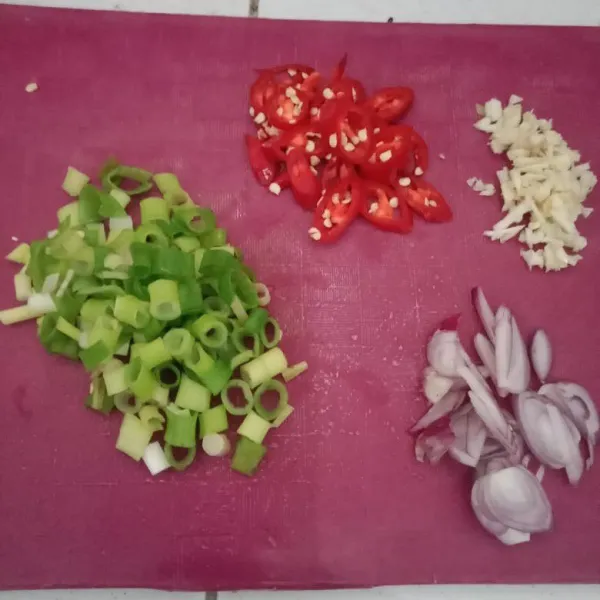 Iris daun bawang, bawang merah, bawang putih, cabe merah.