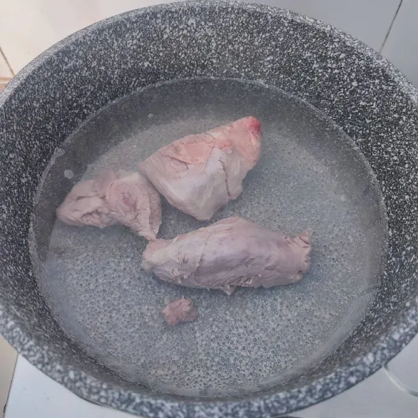 Rebus daging di air mendidih hingga empuk, kemudian potong-potong.