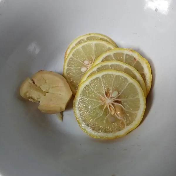 Geprek jahe dan iris tipis lemon.
