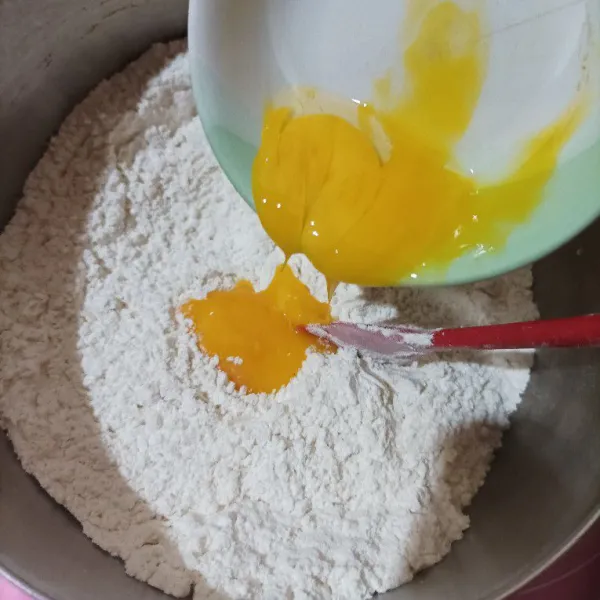 Masukkan terpung terigu ke dalam wadah. Masukkan gulakong, telur aduk rata.