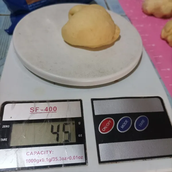 Saya bagi adonan masing-masing 45 gram