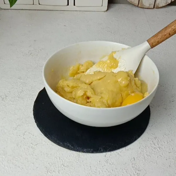 Masukkan telur, aduk rata dengan menggunakan sendok kayu. Adonan akhir adalah adonan yang lengket tapi tidak terlalu lembek seperti adonan kue sus.