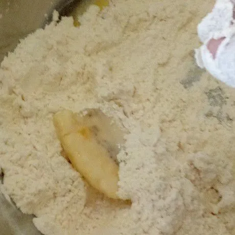 Kemudian gulingkan pisang ke dalam adonan kering sambil ditekan sedikit tp jangan terlalu kuat, supaya pisang tidak patah dan berbentuk keriting, ulangi prosesnya hingga dua kali.