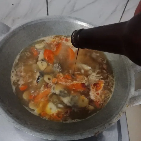 Tambahkan kecap manis. Masak dengan api kecil sampai bumbu meresap. Cicipi rasanya lali sajikan.