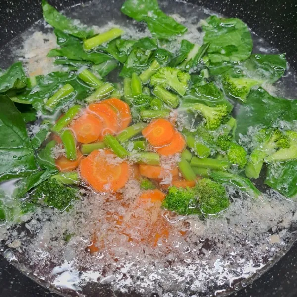 Masukkan wortel dan buncis. Masak sampai ½ matang. Lalu masukkan brokoli.