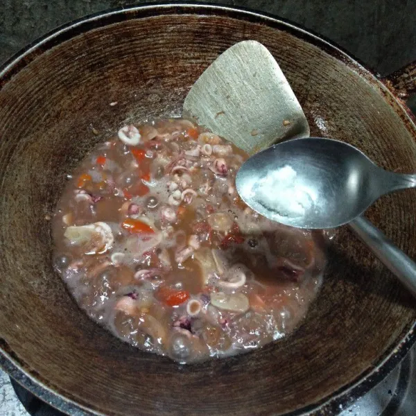 Tambahkan garam, gula pasir, saos tiram dan penyedap rasa, koreksi rasa dan siap disajikan.