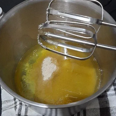 Kocok putih telur, SP, dan gula pasir hingga kental berjejak.