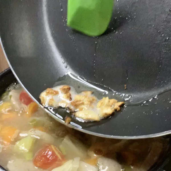 Masukan tumis bawang putih ke dalam sop beserta minyaknya, aduk rata & sajikan