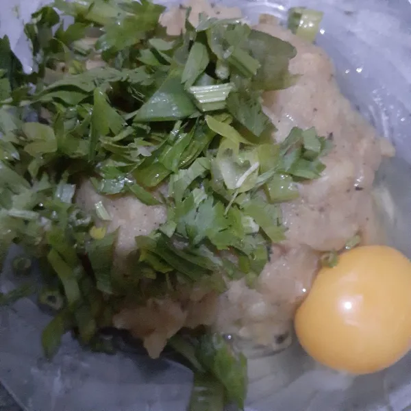 Tamahkan telur ayam, seledri dan daun bawang.