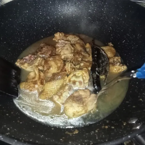 Kemudian tuang air dan masak sampai ayam matang dan kuahnya menyusut.