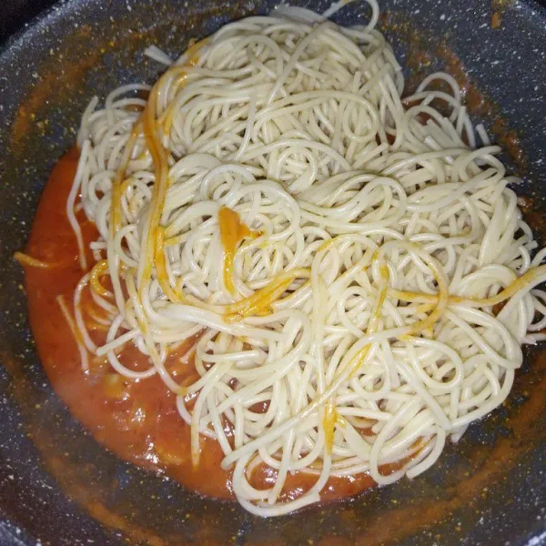 Masukkan spaghetti, aduk hingga tercampur rata, angkat.