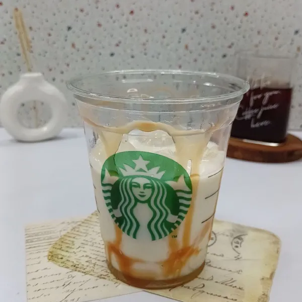 Tuang susu.
