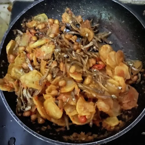 Masukkan kentang, teri dan kacang yang sudah digoreng tadi aduk rata. Sajikan