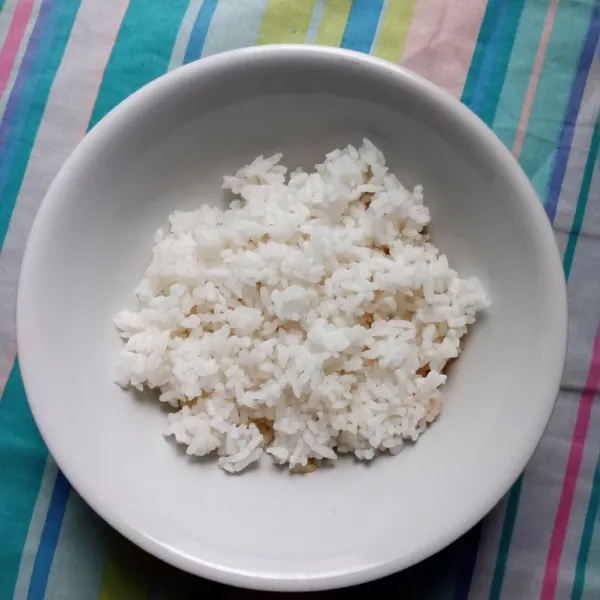 Siapkan nasi putih dan sajikan dengan telur selagi hangat.