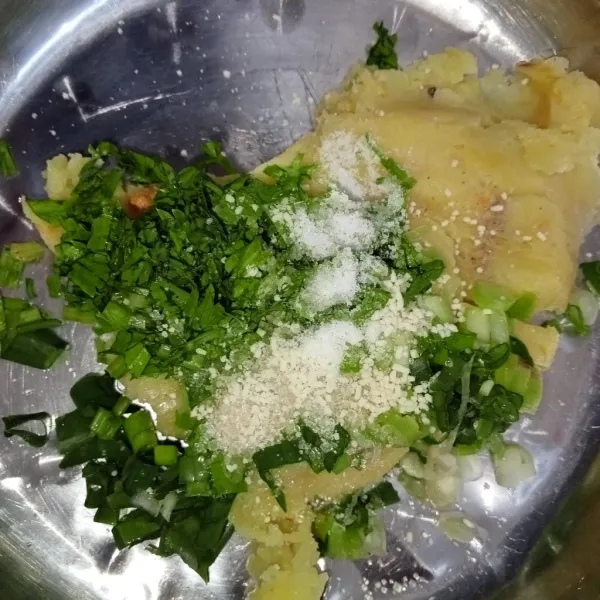 Masukkan kentang yang halus tadi ke dalam wadah, masukkan juga bawang pre, seledri dan tambahkan gula, garam, dan kaldu jamur, kemudian aduk rata.