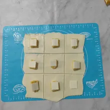Letakkan satu potong pisang dan keju di atas kulit puff pastry. Lakukan hingga semua bahan habis.
