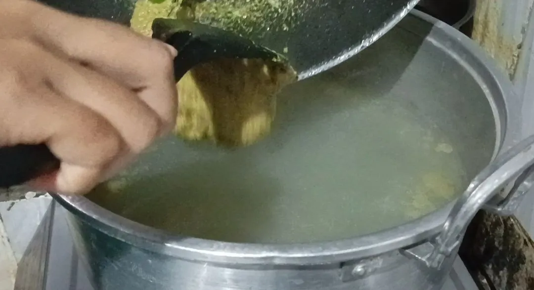 masuk kan bumbu yang sudah ditumis, kedalam air sisa rebusan ayam.