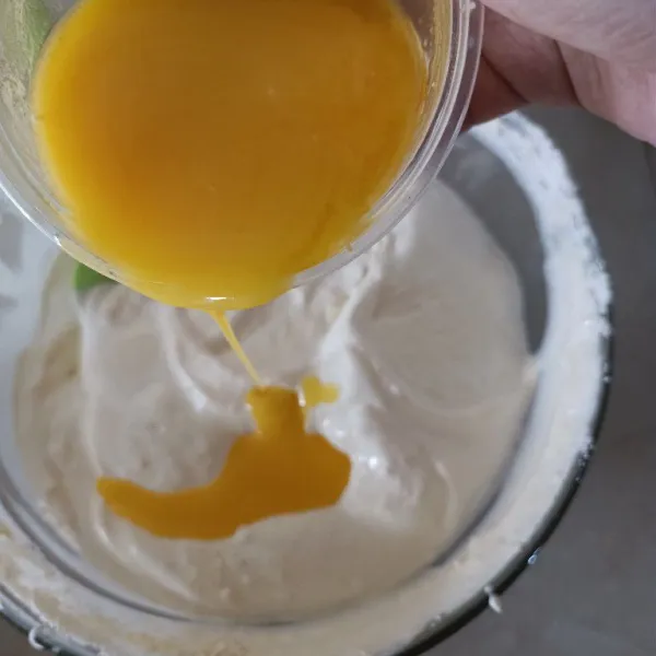 Masukkan margarin lalu aduk balik hingga tercampur rata.