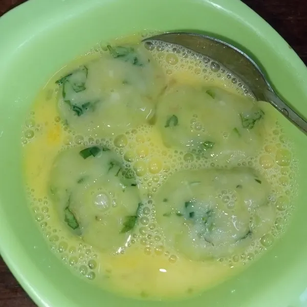 Masukkan perkedel ke dalam telur kocok.
