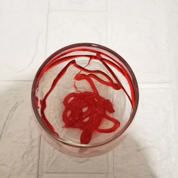 Tuang selai strawberry pada gelas secara acak seperti gambar.