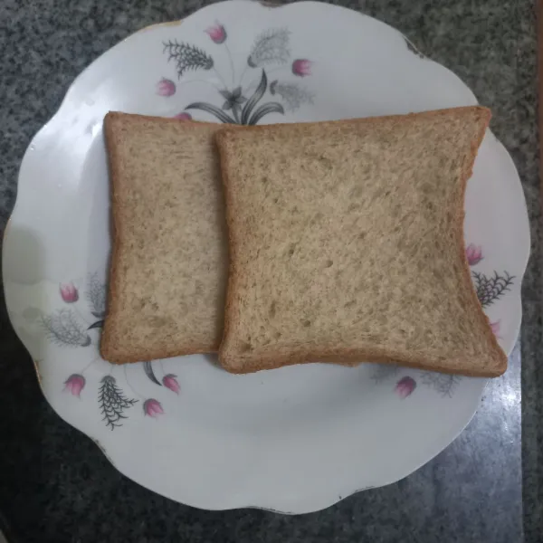 Siapkan lembaran roti gandum.