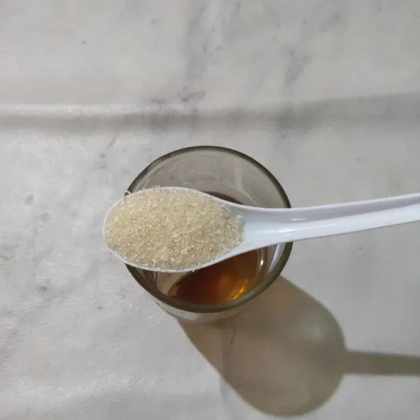Tambahkan gula pasir, aduk hingga gula larut, sisihkan.