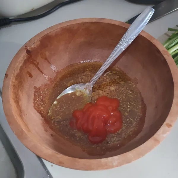 Ambil bumbu semur secukupnya di mangkuk, campurkan dengan saus, sambal dan minyak bawang.