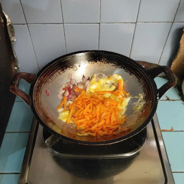 Tambahkan wortel, masak hingga setengah matang.