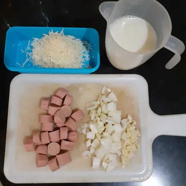 Siapkan bahan yang perlu diiris. Parut keju. Campur susu bubuk dengan air rebusan cocciolini.