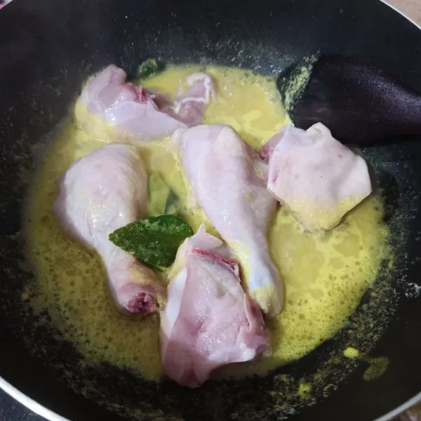 Masukkan ayam, aduk sampai berubah warna.