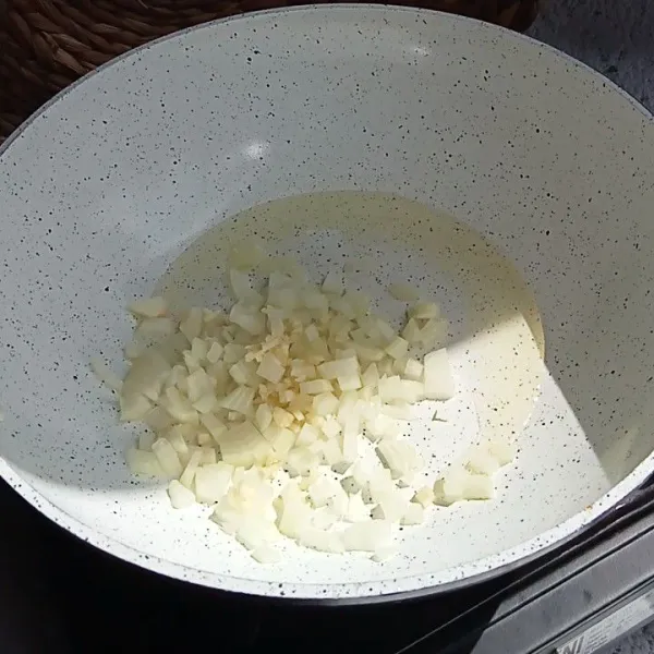 Tumis bawang bombai dan bawang putih hingga layu dan harum.