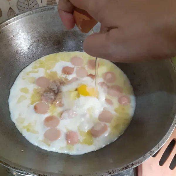 Masukkan telur, aduk hingga matang.