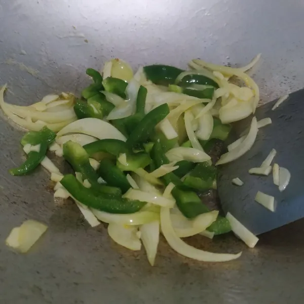 Tumis bawang putih cincang, bawang bombay dan paprika hingga layu.