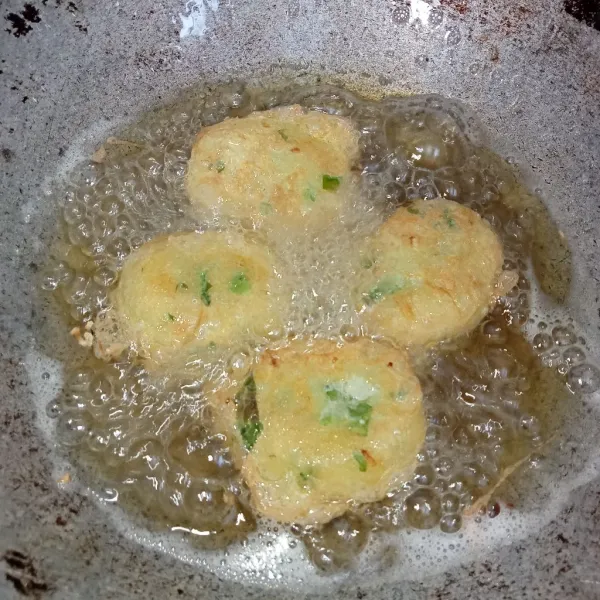Panaskan minyak secukupnya lalu masukkan perkedel dan goreng hingga kuning keemasan. Angkat, tiriskan dan sajikan.