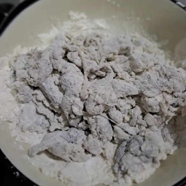 Baluri dengan adonan tepung .