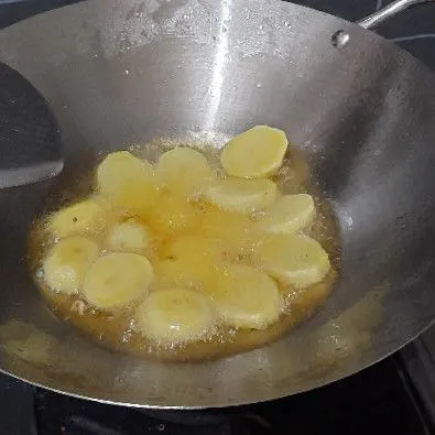 Goreng kentang hingga berkulit.