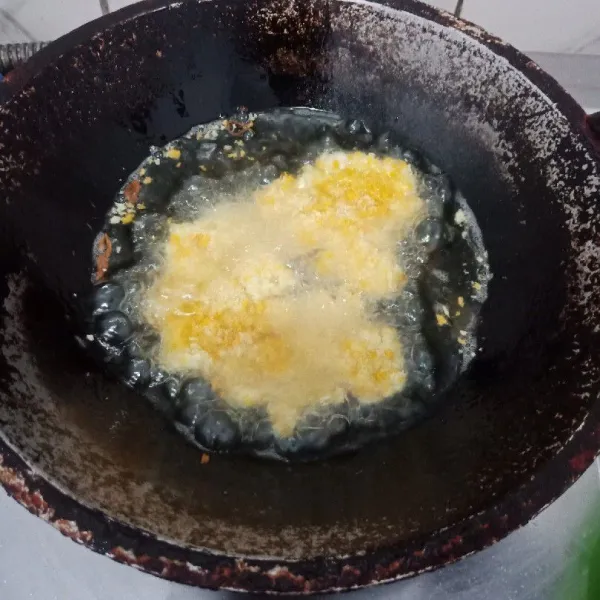 Goreng dalam minyak panas, gunakan api kecil sampai kedua sisi matang kecokelatan. Angkat dan tiriskan.