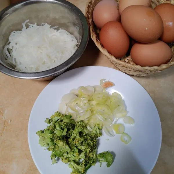Siapkan semua bahannya, untuk brokoli cincang halus,begitu juga untuk daun bawang iris tipis.