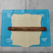 Siapkan satu lembar puff pastry, lalu gilas menggunakan rolling pin.