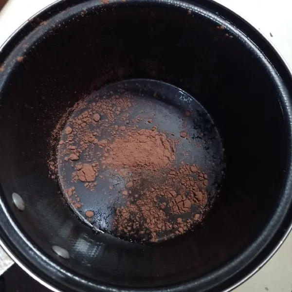 Masukkan coklat bubuk, gula pasir dan air ke dalam panci.