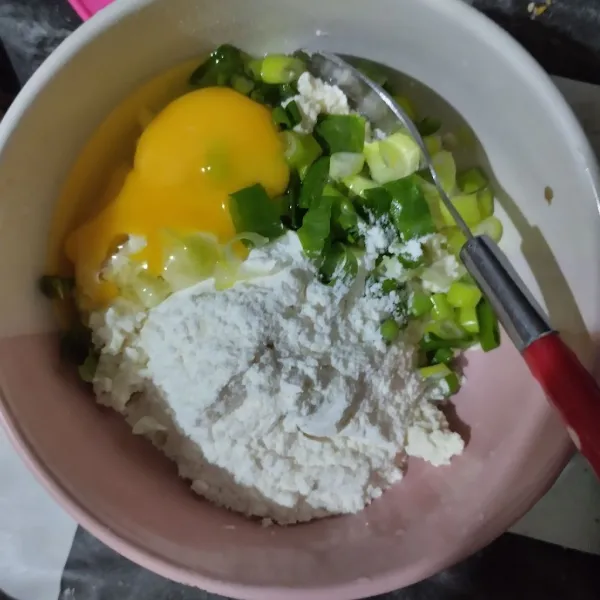 Tambahkan tepung terigu, telur dan daun bawang. Aduk rata.